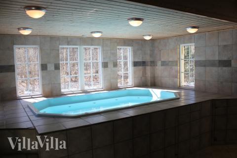 Det är plats till hela 10 personer i det eleganta spabadet