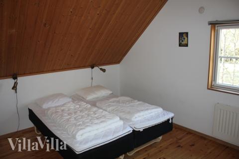 Sovrummen ligger på första våning uppdelade i 2 sovavdelningar - vart och ett med eget badrum