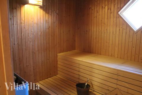 Njut av bastuvärmen i lyxstuga nr 78 för 14 personer