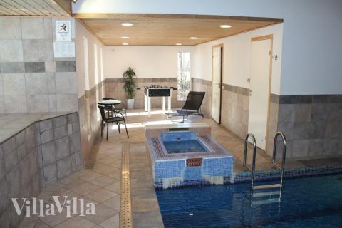 Den härliga poolen i lyxstuga nr 78 för 14 personer