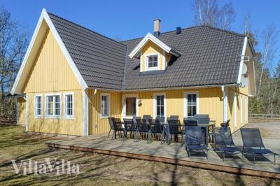 Den praktfulla poolstugan nr 78 med plats för 14 personer ligger i Sverige