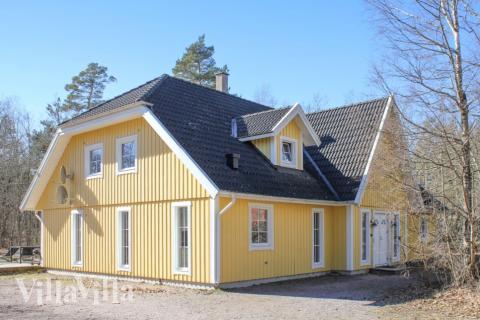 Den tjusiga sommarstugan nr 78 med gott om plats för upp till 14 personer