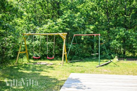 Till den trevliga sommarstugan nr 78 i Sverige erbjuds en mängd utomhusaktiviteter, t.ex. lektorn och gungor