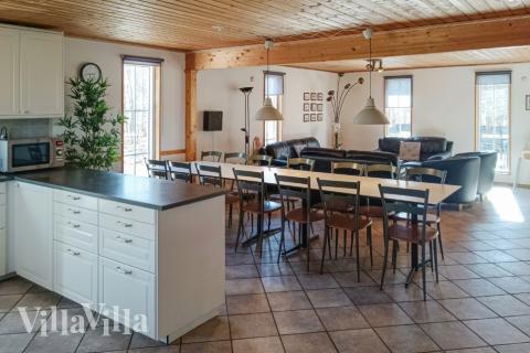 Köket i lyxstuga nr 78 är utrustat så att ni kan laga mat till 14 personer.