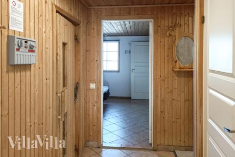 Den rymliga entrén i lyxstuga nr 78 i Sverige