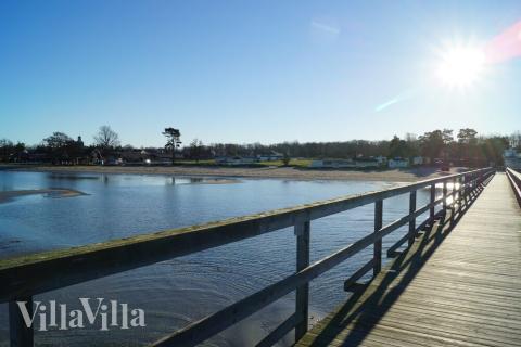 Stranden i närheten av lyxhus 244.