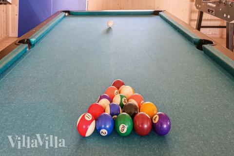 Lyxstuga 244 för 14 personer har ett stort aktivitetsrum med bl.a. biljard och dart