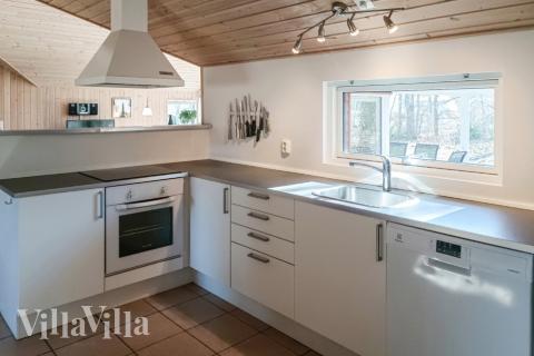 Köket i lyxstuga nr 244 är utrustat så att ni kan laga mat till 14 personer.