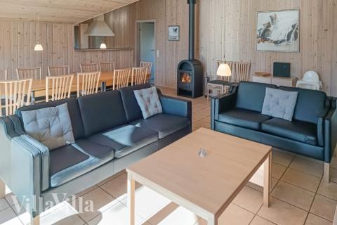 I soffhörnan i lyxstuga 244 i Sverige kan ni spela brädspel eller titta på film tillsammans.