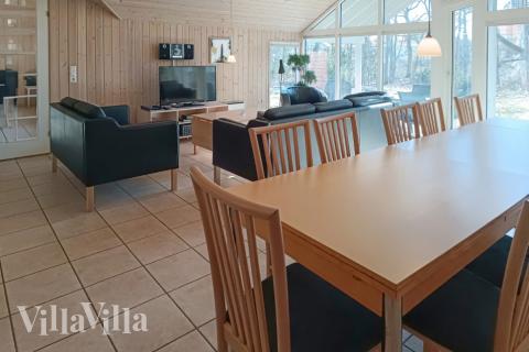 Det stora ljusa vardagsrummet i lyxstuga nr 244 för 14.