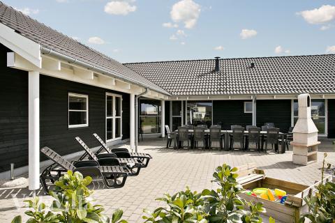 Detta fina lyxhus ligger på en stor naturtomt nära stranden och semesterbyn Marielyst