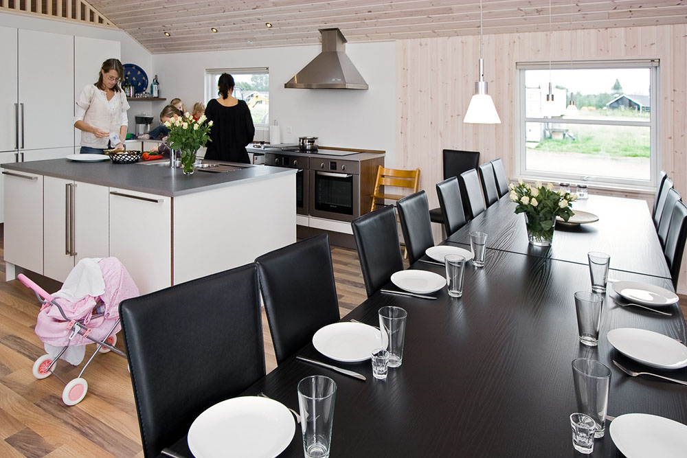 Vardagsrummet är ett arkitektoniskt vackert och ljust rum, som inbjuder till trevlig samvaro med familj och vänner