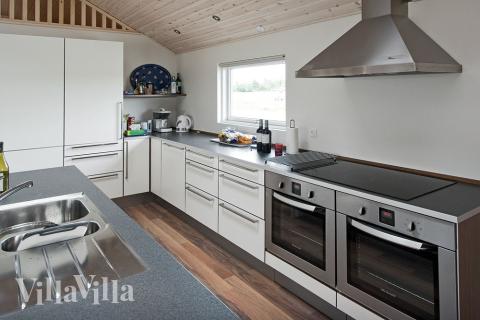 Det välutrustade köket med köksö har bl.a. 2 ugnar, 2 diskmaskiner samt stora kylkapaciteter