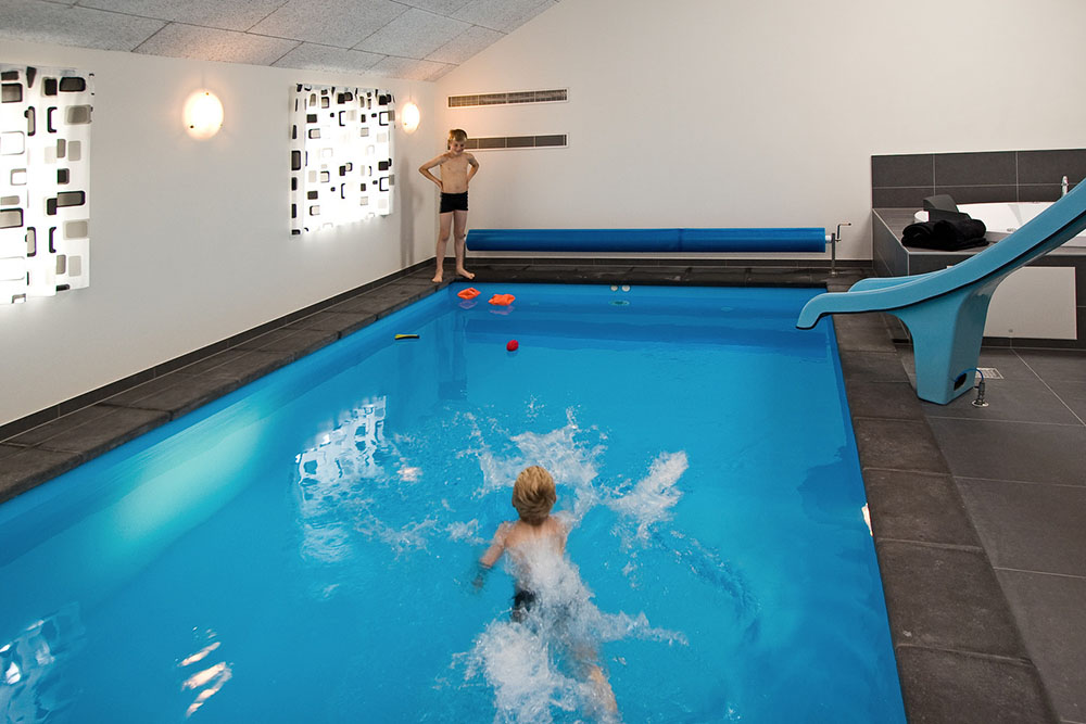 I det inbjudande poolrummet kan man njuta av en simtur i den 18 m2 stora poolen med vattenrutschbana. Den har även motströmsanläggning för lite extra kondition och lek