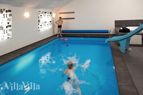 I det inbjudande poolrummet kan man njuta av en simtur i den 18 m2 stora poolen med vattenrutschbana. Den har även motströmsanläggning för lite extra kondition och lek