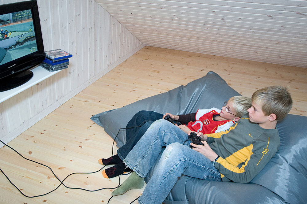 På loftet har man inrättat en myshörna till de yngre gästerna med sköna sittsäckar, plattskärms tv, Dvd och Playstation 2
