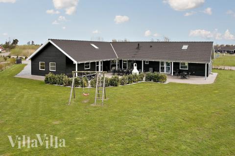 Om vädret tillåter kan man grilla på den 130 m2 stora terrassen, varav 51 m2 är takbelagd