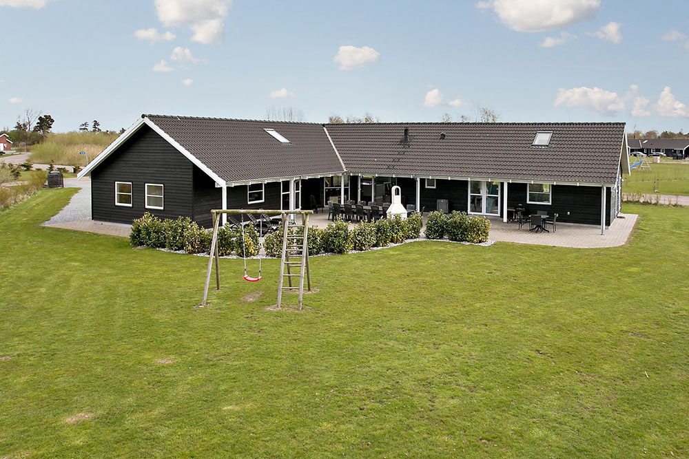 Om vädret tillåter kan man grilla på den 130 m2 stora terrassen, varav 51 m2 är takbelagd