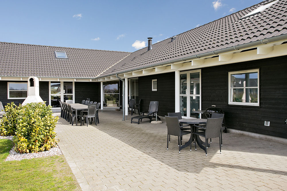 Njut av en grillkväll på terrassen i lyxstuga nr 214 i Lolland/Falster/Møn