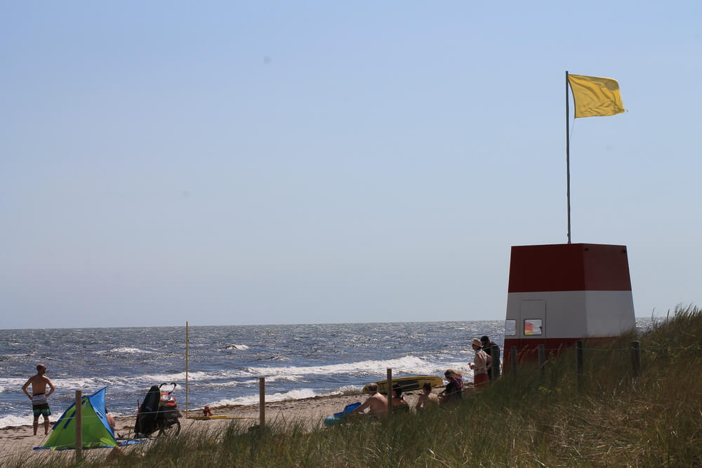 Stranden i närheten av lyxhus 214.