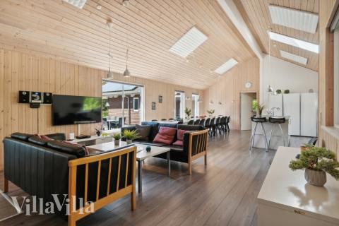 Vardagsrummet i lyxstuga nr. 261 har plats för 24 personer.