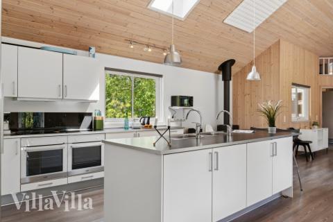 Köket i lyxstuga nr 261 är generöst inrett.