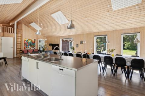 Det stora ljusa vardagsrummet i lyxstuga nr 261 för 24.