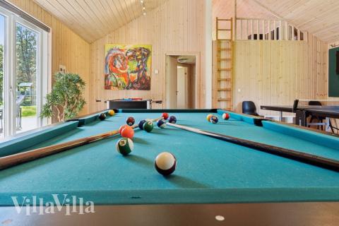 Aktivitetsrum i lyxstuga nr 261 med 9 sovrum och plats för 24 personer.