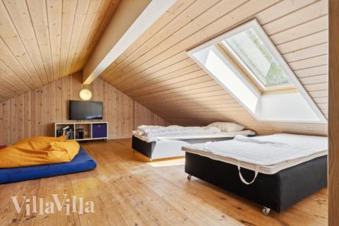 Några av de 24 sovplatserna finns på loftet i lyxstuga nr 261