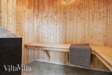 Njut av bastuvärmen i lyxstuga nr 261 för 24 personer