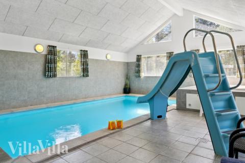 Den härliga poolen i lyxstuga nr 261 för 24 personer