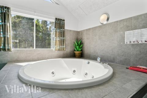 Njut av spabadets värme i lyxstuga nr 261 i Vestjylland