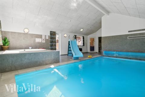 Sommarstuga 261 är inredd med en smakfull poolavdelning som har vattenrutschbana, ett stort inbyggt spapad och bastu