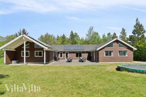 Den tjusiga sommarstugan nr 261 med gott om plats för upp till 24 personer