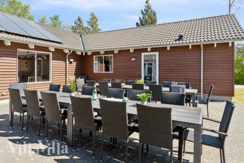 Lyxstuga nr 261 har en härlig terrass med sköna trädgårdsmöbler för 24 personer.