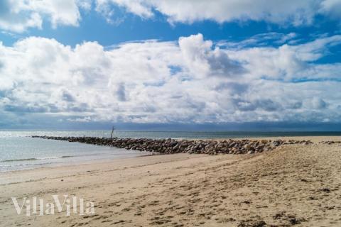 Stranden i närheten av lyxhus 261.