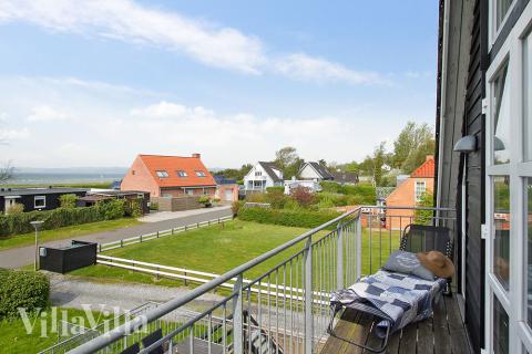 I Østjylland ligger detta vackra poolhus nr 148 med plats för 24 personer.