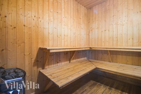 Njut av bastuvärmen i lyxstuga nr 148 för 24 personer