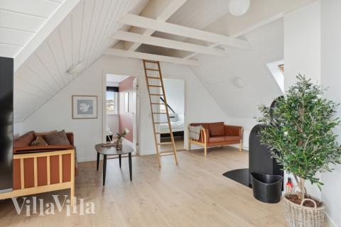 I soffhörnan i lyxstuga 148 i Østjylland kan ni spela brädspel eller titta på film tillsammans.