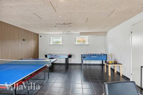 Tävla i sommarhusets aktivitetsrum när ni besöker lyxhus nr 148 i Østjylland.