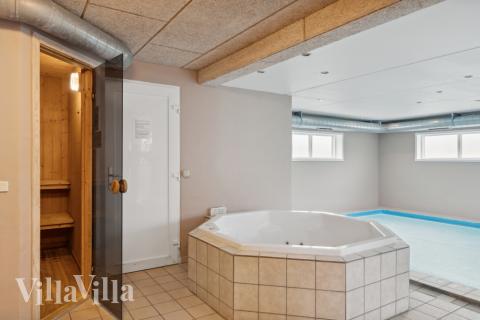 Njut av spabadets värme i lyxstuga nr 148 i Østjylland