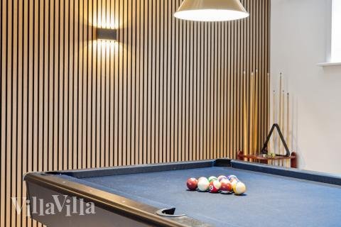 Lyxstuga 148 för 24 personer har ett stort aktivitetsrum med bl.a. biljard och dart