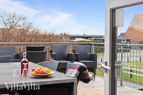 Lyxstuga nr 148 har en härlig terrass med sköna trädgårdsmöbler för 24 personer.