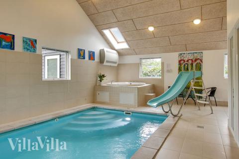 Den härliga poolavdelningen har en 18 m2 stor pool med vattenrutschbana, spa och bastu