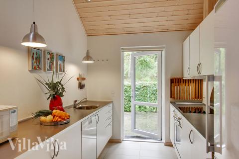 Köket ligger i öppen förbindelse med allrummet – vilket skapar en pratsam och social atmosfär