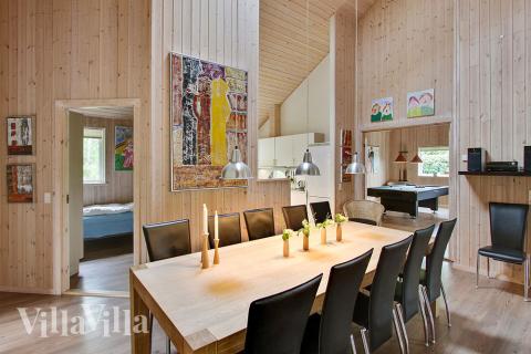 Vardagsrummet är ett arkitektoniskt vackert och ljust rum, som inbjuder till trevlig samvaro med familj och vänner