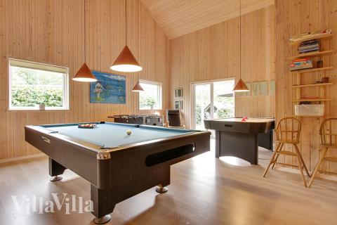 Lyxstuga 171 för 16 personer har ett stort aktivitetsrum med bl.a. biljard och dart