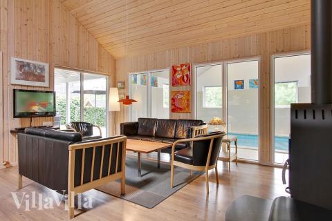 Vardagsrummet i lyxstuga nr. 171 har plats för 16 personer.