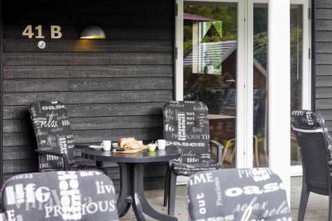 På terrassen i sommarhus nr 171 finns det plats för upp till 16 gäster.