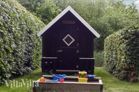 Till den trevliga sommarstugan nr 171 i Østjylland erbjuds en mängd utomhusaktiviteter, t.ex. lektorn och gungor